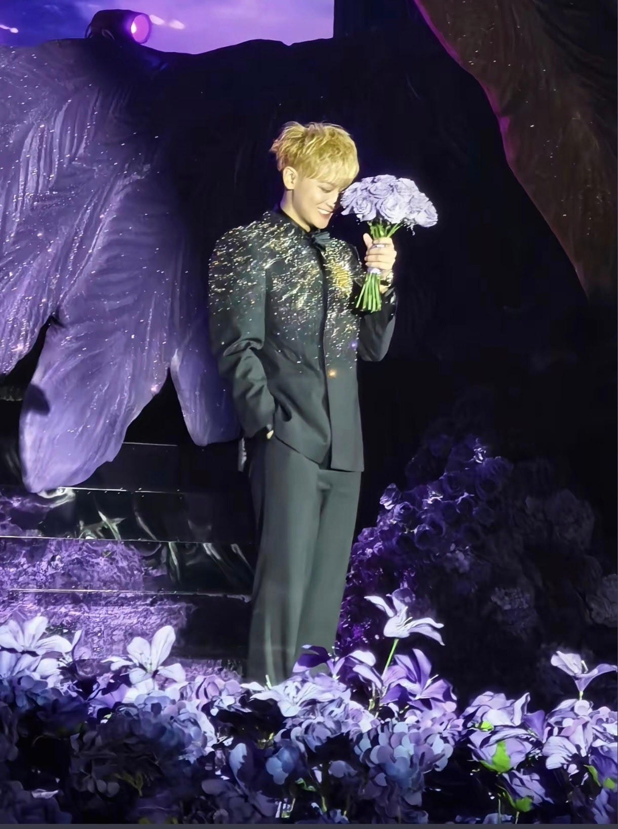 16 triệu người xem livestream đám cưới cặp đôi chủ tịch nàng thơ tranh nhau iphone 17