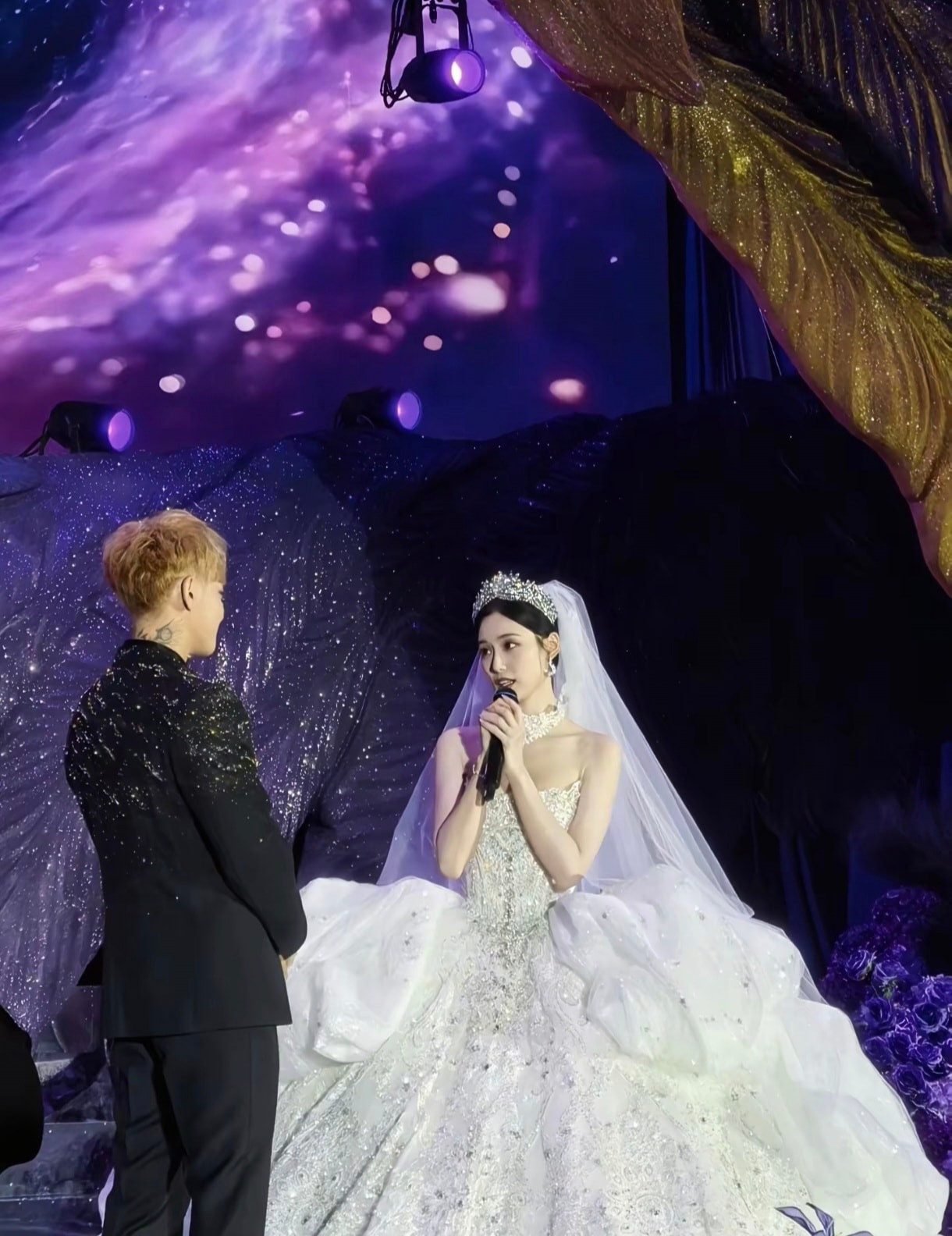 16 triệu người xem livestream đám cưới cặp đôi chủ tịch nàng thơ tranh nhau iphone 17