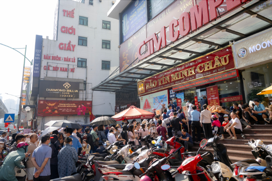 Cảnh tượng lạ lùng tại cửa hàng vàng hot nhất Hà Nội ngày hôm nay