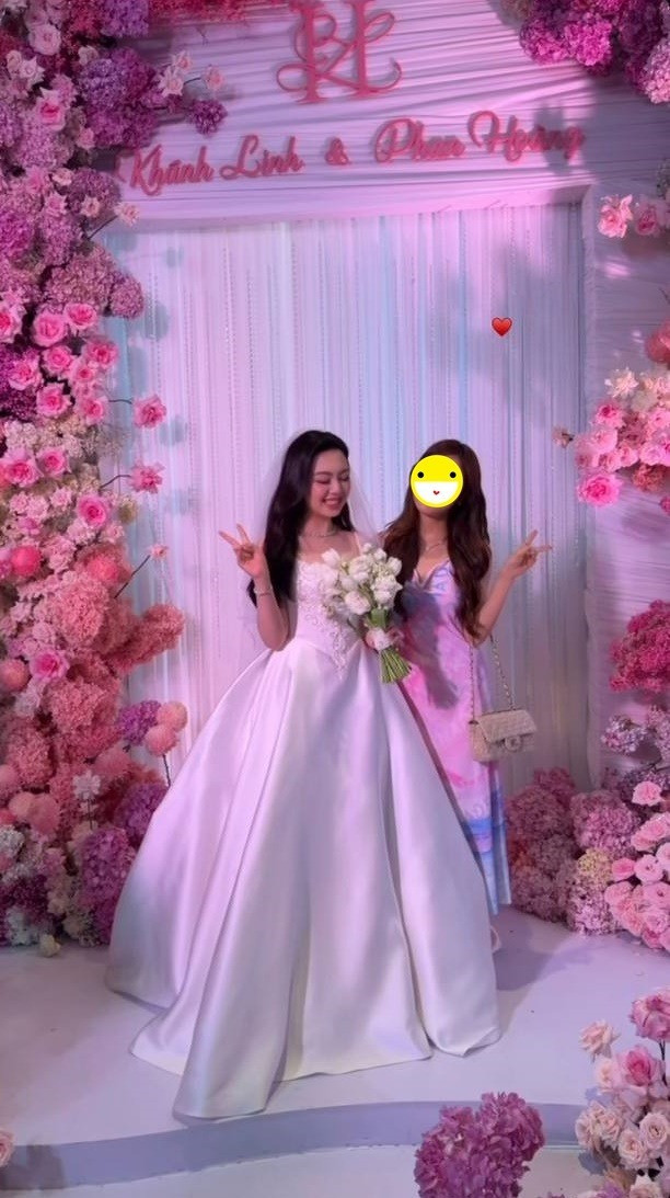 Choáng chiếc nhẫn kim cương siêu to tiểu thư nghìn tỷ đeo trong hôn lễ với em trai thiếu gia Phan Thành