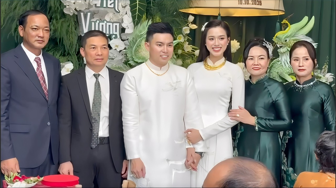 Chồng thiếu gia của Đỗ Thị Hà để lộ thái độ lạ khi đứng cạnh bố vợ trong lễ ăn hỏi