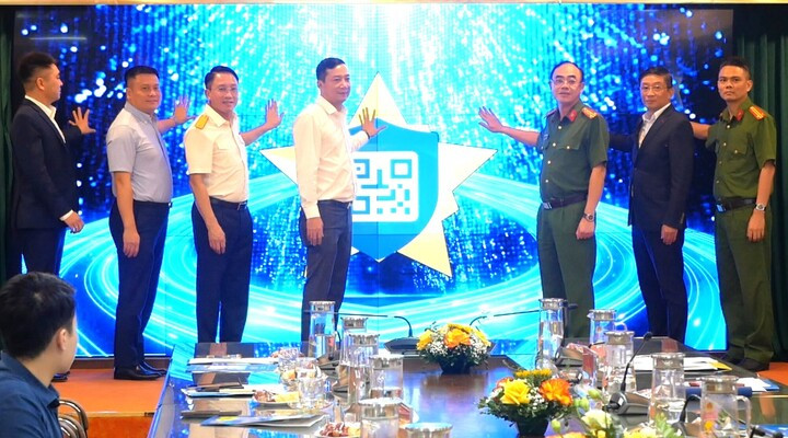 Nghi thức nhấn nút khởi động Hệ thống truy xuất nguồn gốc hóa chất, tiền chất trên nền tảng VNeID. (Ảnh: MH)