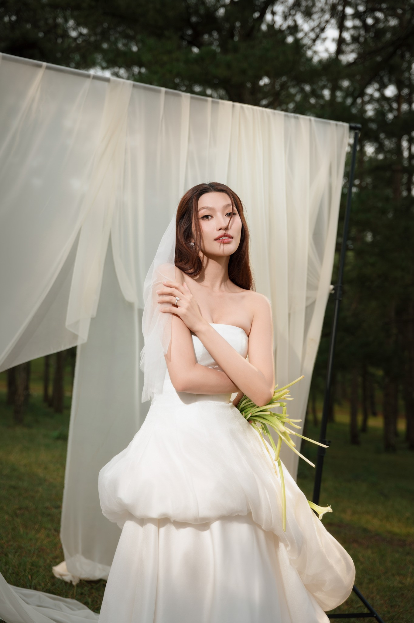 Lộ  cưới đẹp như mơ của Á hậu Quỳnh Châu và chồng chủ tịch