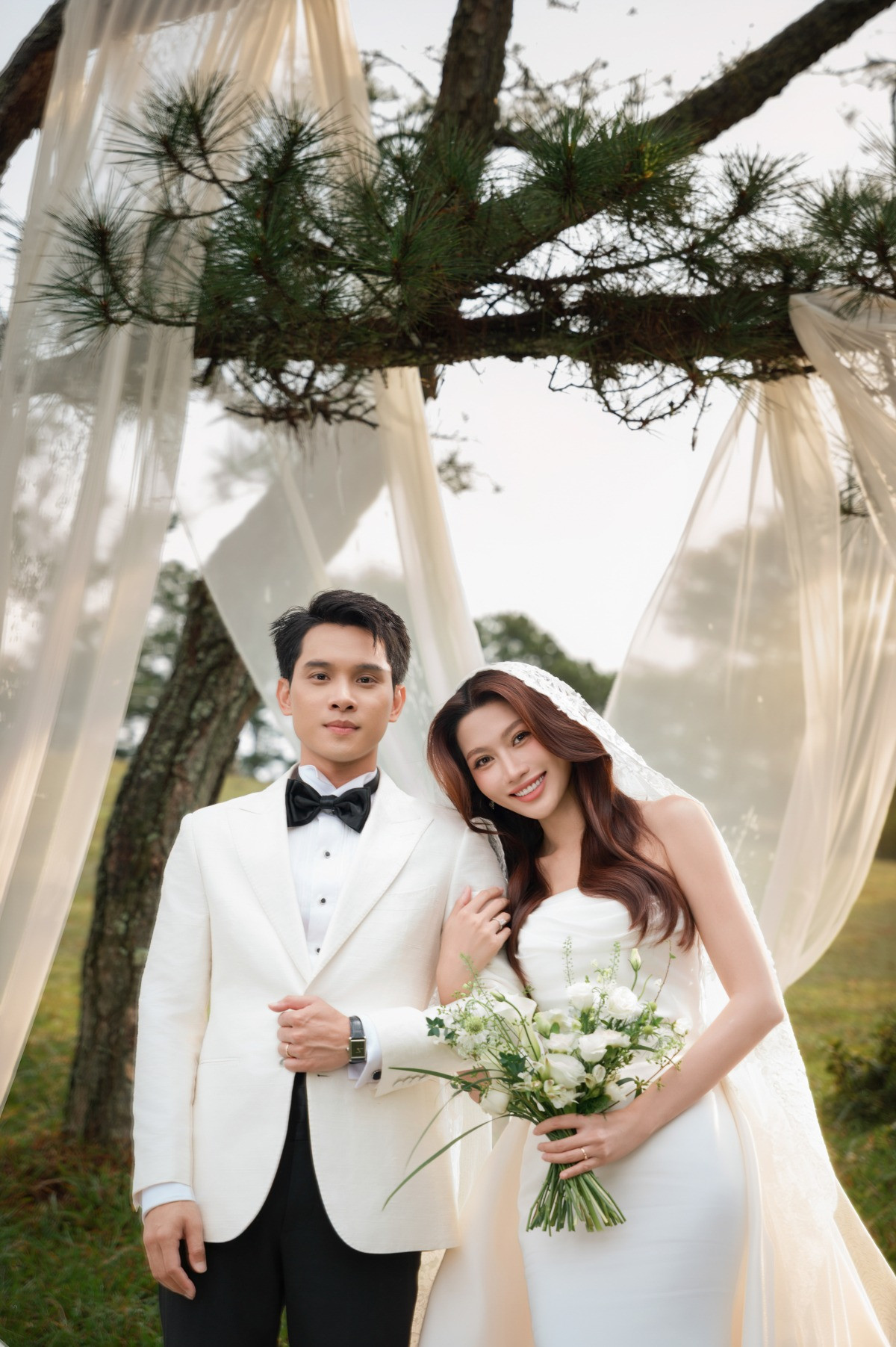 Lộ ảnh cưới tuyệt đối điện ảnh của Á hậu Quỳnh Châu và chồng chủ tịch CEO khách sạn