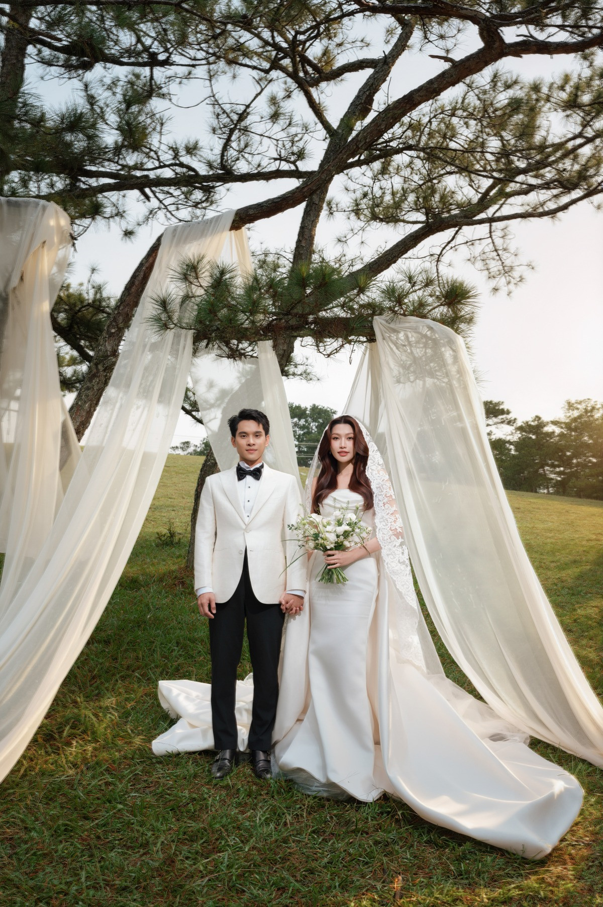 Lộ  cưới đẹp như mơ của Á hậu Quỳnh Châu và chồng chủ tịch