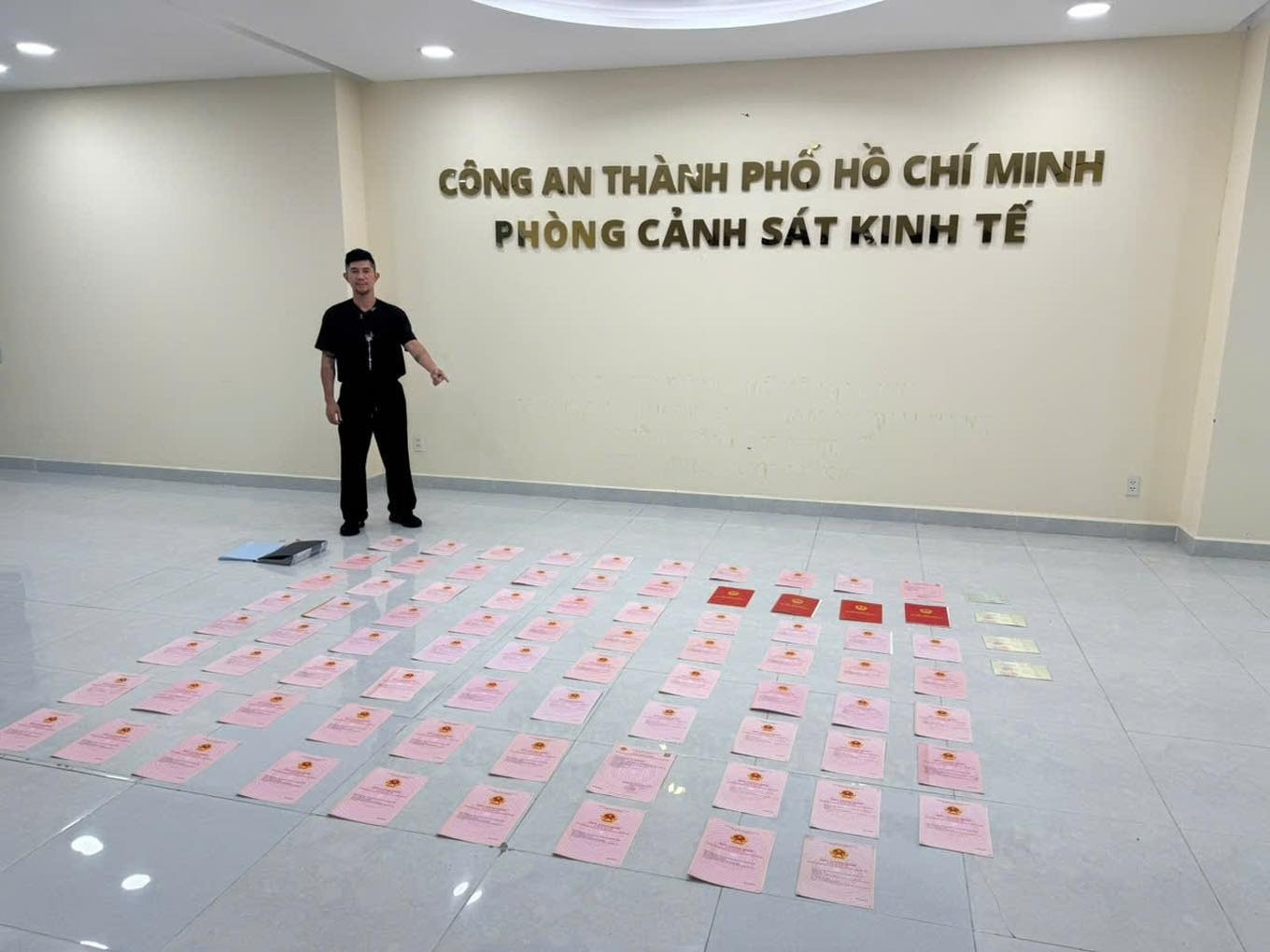 Lương Bằng Quang khóc lóc giữa đêm đọc thư tay của Ngân 98 trước khi bị bắt giam