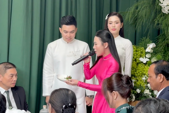Nữ ca sĩ hát 'Mời trầu' trong lễ ăn hỏi Đỗ Thị Hà là ai?