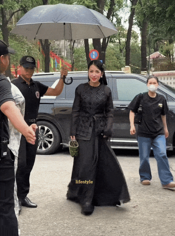 Puka ngã dúi dụi vì trang phục đã xấu còn vướng netizen đòi đổi stylist gấp