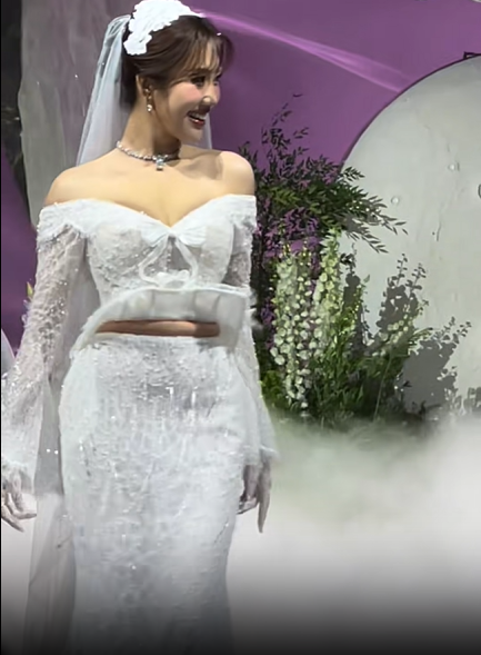 Ngượng 9 mặt khoảnh khắc lộ bé mỡ khó đỡ của Thúy Ngân trước hàng trăm người