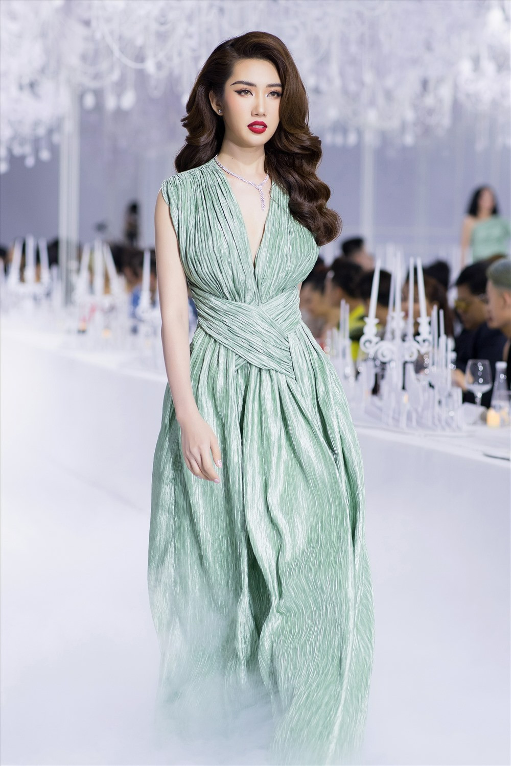 Thúy Ngân lộ vòng 2 ngấn mỡ trên sân khấu khiến hàng trăm người xem chết lặng