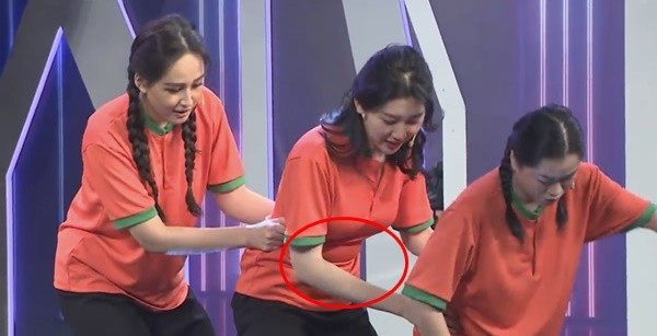 Thúy Ngân lộ vòng 2 ngấn mỡ trên sân khấu khiến hàng trăm người xem chết lặng