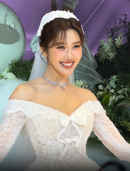 Ngượng 9 mặt khoảnh khắc lộ bé mỡ khó đỡ của Thúy Ngân trước hàng trăm người