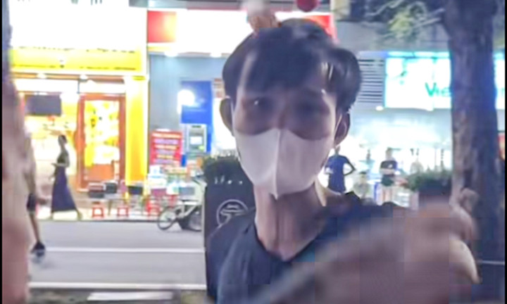 Nam thanh niên bị tố quấy rối du khách ở hồ Gươm. (Ảnh: Chụp màn hình)