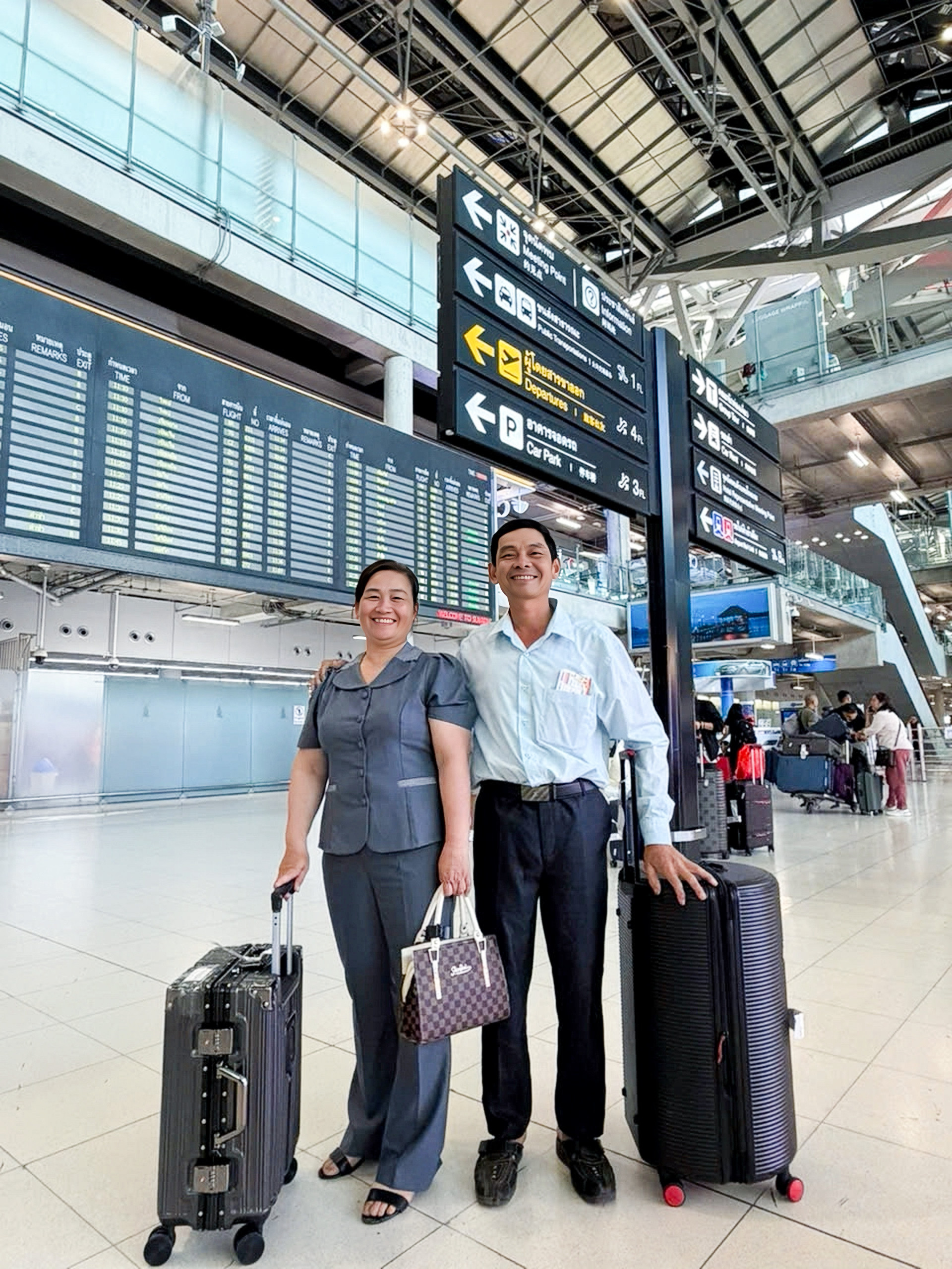 Bố mẹ Hoa hậu Yến Nhi lần đầu ra nước ngòai tiếp lửa Trước chung kết Miss Grand International 2025 - Ảnh 3.