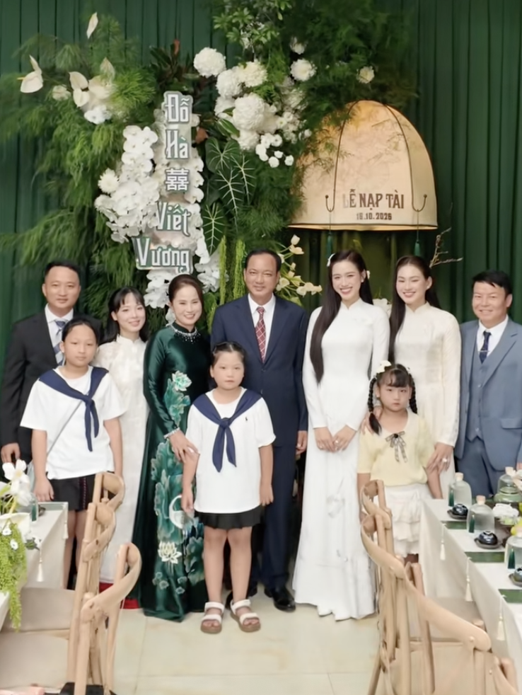 Chị gái của Đỗ Thị Hà lộ diện nhan sắc chẳng kém cô em gái hoa hậu