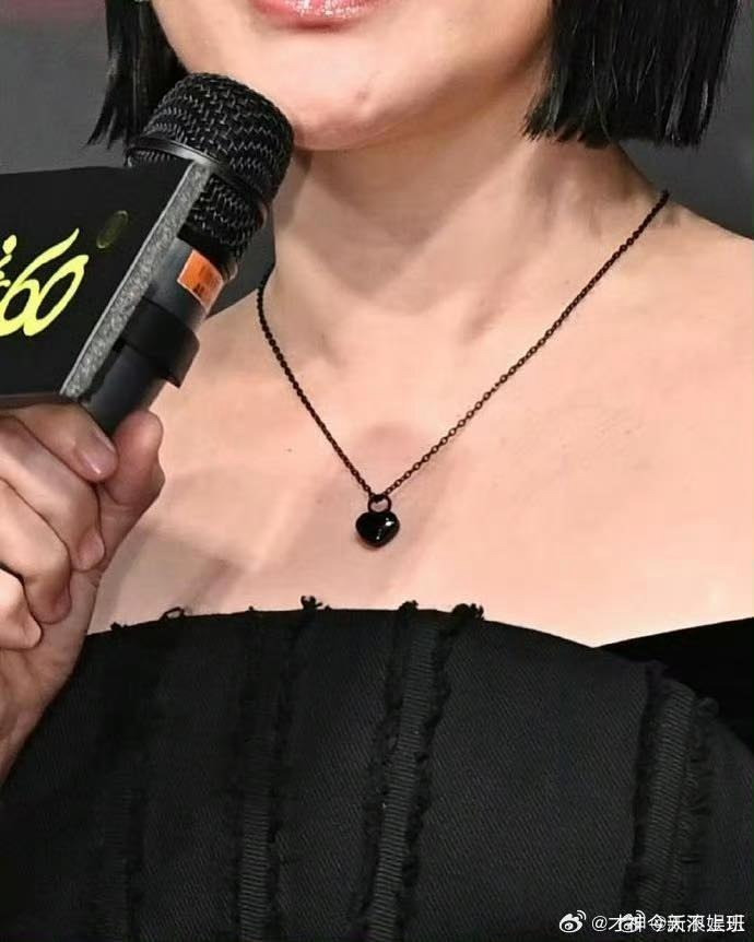 Em gái đeo vòng cổ chứa tro cốt Từ Hy Viên