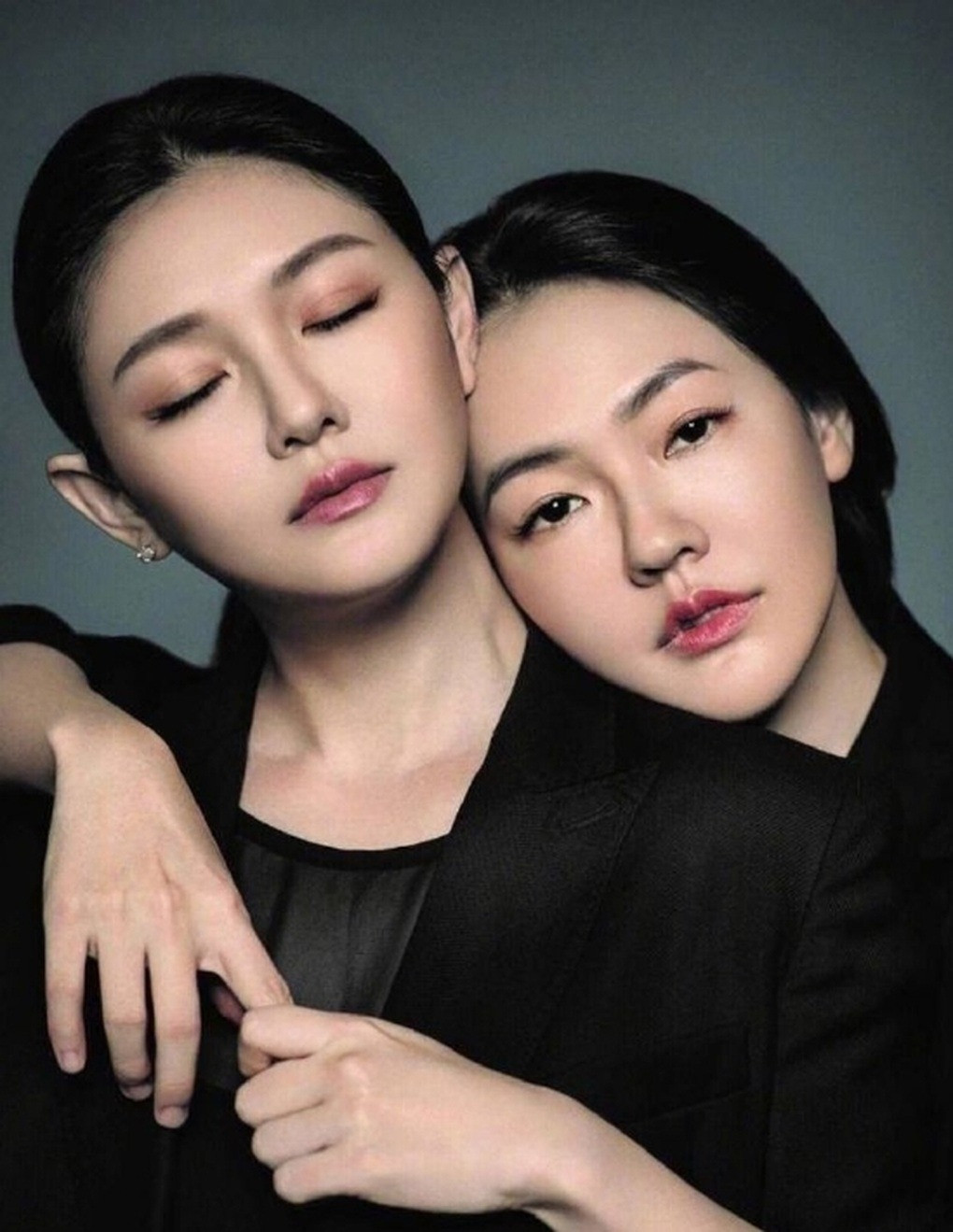 Em gái đeo vòng cổ chứa tro cốt Từ Hy Viên