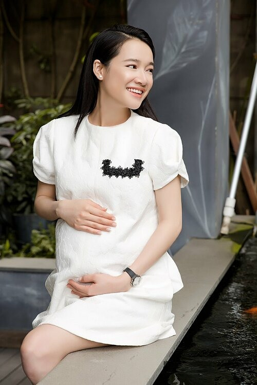 Nhã Phương bế bụng bầu 6 tháng xuất ngoại như đi chợ