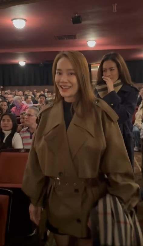 Nhã Phương bế bụng bầu 6 tháng xuất ngoại như đi chợ