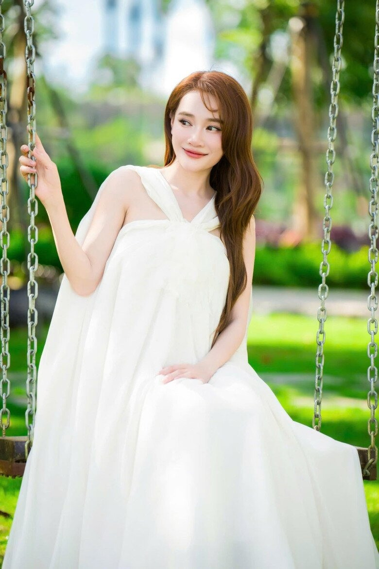 Nhã Phương bế bụng bầu 6 tháng xuất ngoại như đi chợ