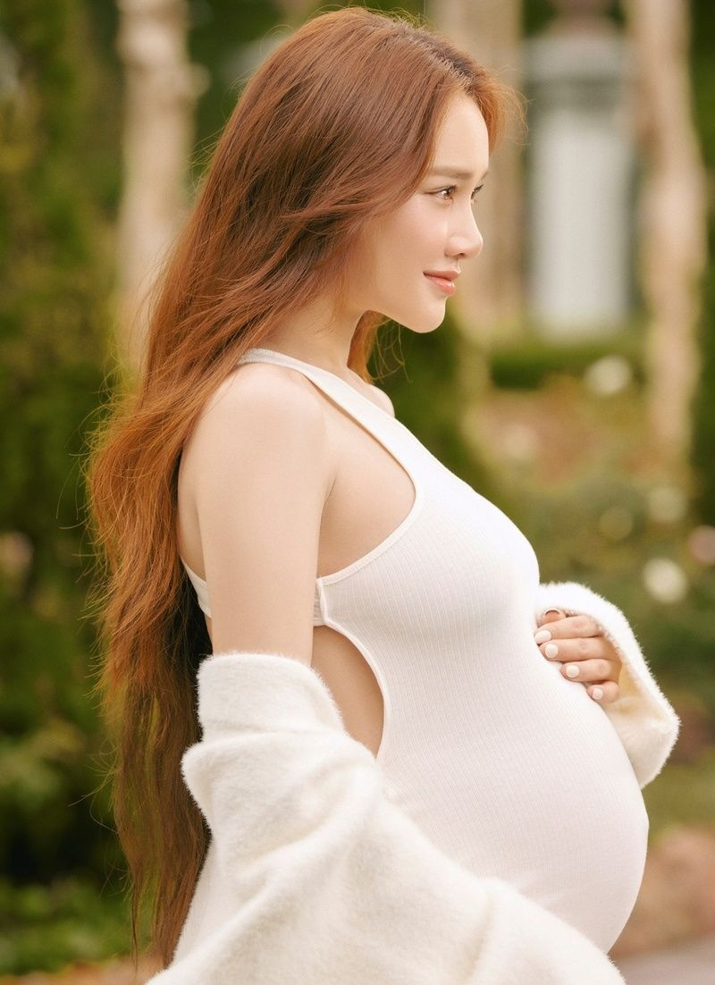 Nhã Phương bế bụng bầu 6 tháng xuất ngoại như đi chợ