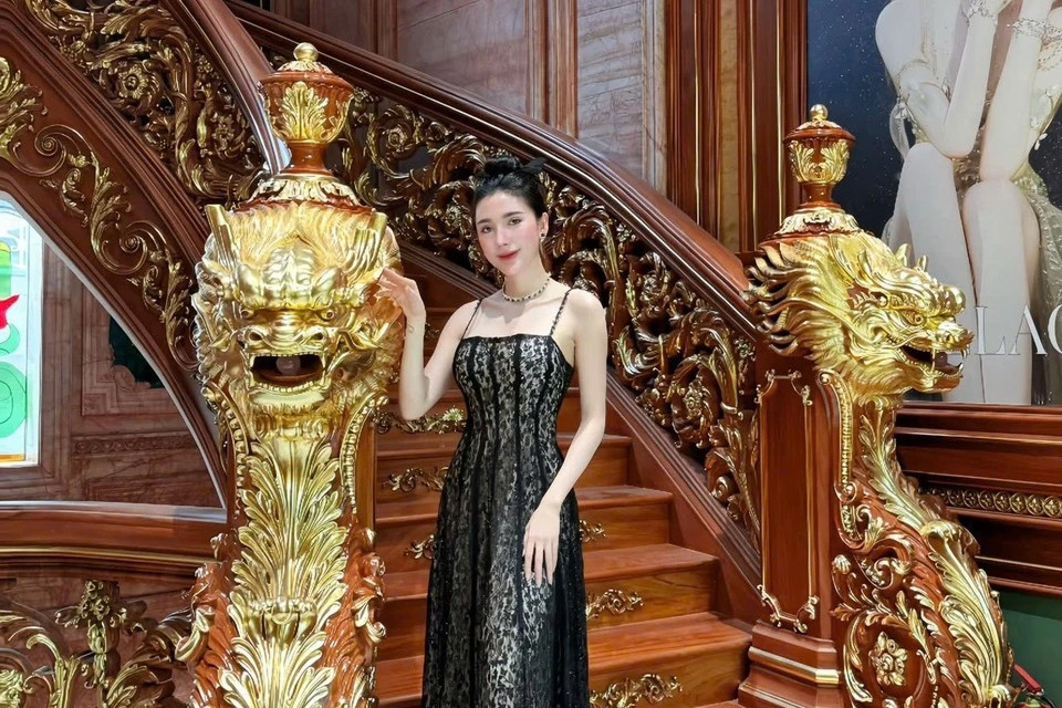 Chồng tỷ phú của Ngân Collagen bực bội báo công an vì bị đám đông tụ tập trước nhà