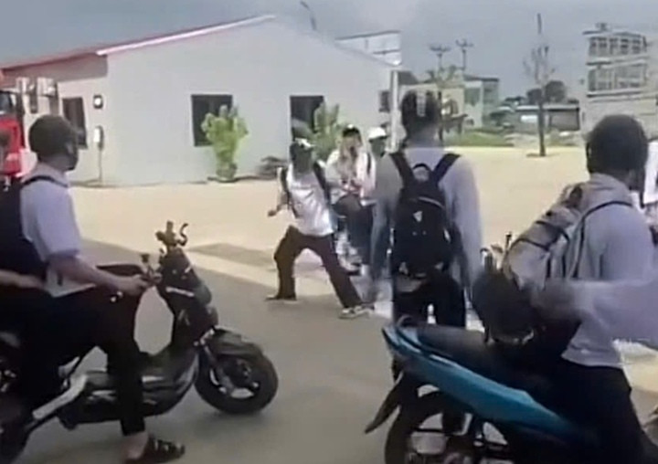 Chỉ vì mâu thuẫn bộc phát lúc học môn thể dục, 3 học sinh ở trường THPT Đặng Thai Mai (Thanh Hoá) xảy ra ẩu đả và gây ra vụ án mạng thương tâm.