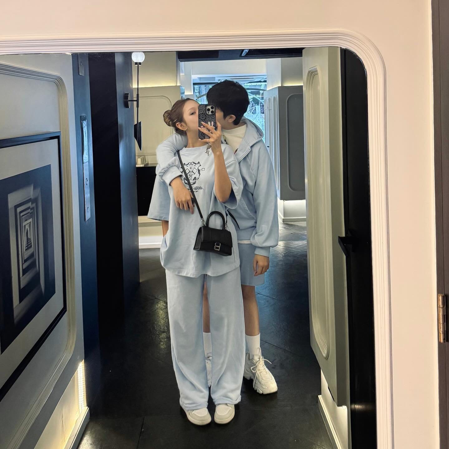 Giữa đêm Xoài Non tung ảnh bỏng mắt bên Gil Lê khiến cả MXH bàn tán