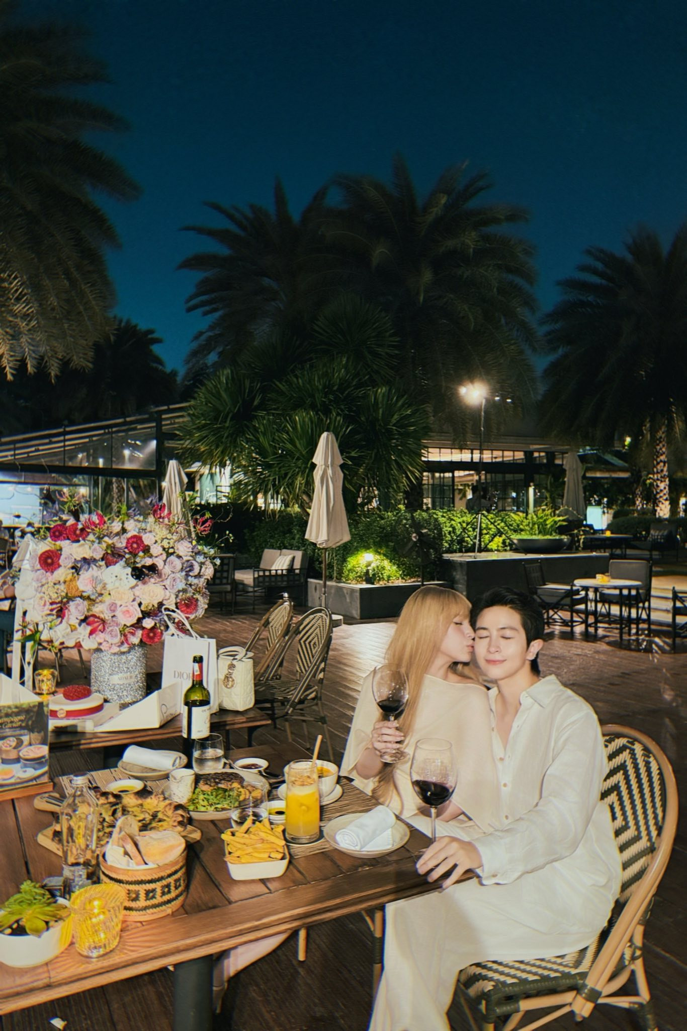 Giữa đêm Xoài Non tung ảnh bỏng mắt bên Gil Lê khiến cả MXH bàn tán