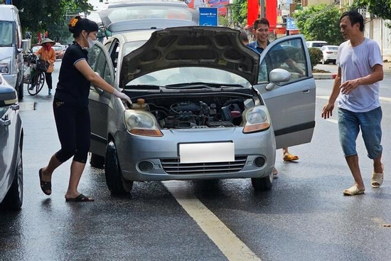 Ô tô thành cục sắt sau ngập lũ, chủ xe khốn đốn với chi phí sửa tốn trăm triệu