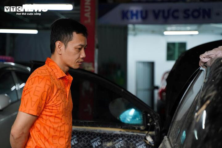 Dù chi phí sửa chữa dự kiến rất cao, anh Hoàng vẫn quyết tâm hồi sinh chiếc xe.