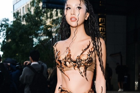 Quỳnh Anh Shyn tỏa sáng với gu thời trang độc đáo tại Victoria's Secret Fashion Show 2025