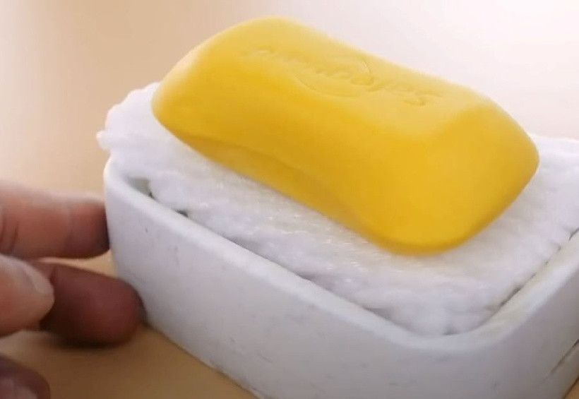 Nên dùng lưới bọc hoa quả và lót bên dưới bánh xà phòng rồi mới đặt lên khay.