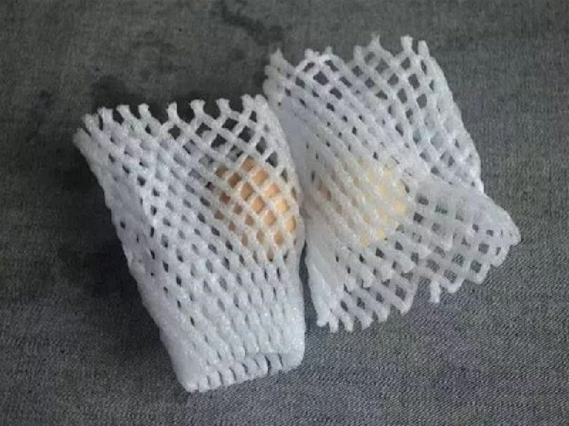 Sau khi dùng lưới bọc từng quả trứng, xếp lần lượt vào hộp hay túi là có thể bảo quản, không lo bị vỡ.