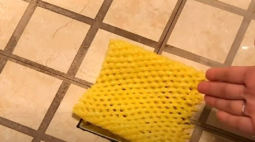 Chỉ cần cố định tấm lưới bằng cách buộc chặt dưới nắp cống, sau đó đậy nắp lại và sử dụng bình thường.