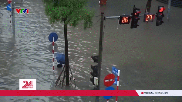 giao thong ha noi te liet vi mua lon ngap lut vtv24 1