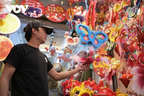 Đồ chơi truyền thống hút khách trên phố Hàng Mã (Hà Nội)