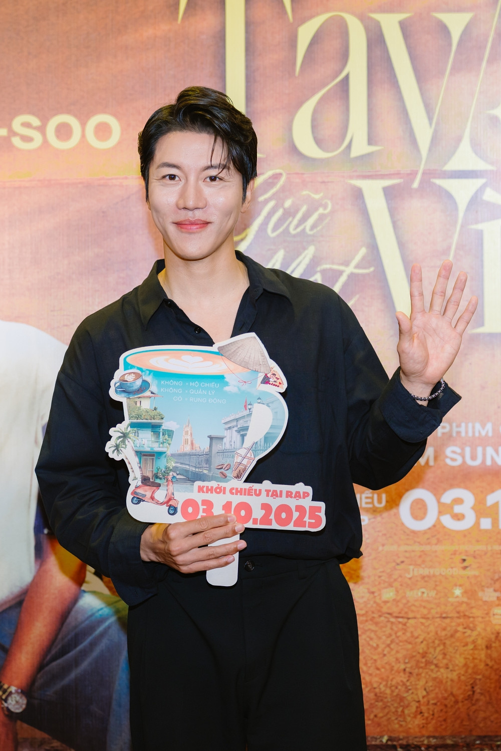 Hoàng Hà tay trong tay cùng Lee Kwang Soo khiến khán giả hú hét vì quá đẹp đôi