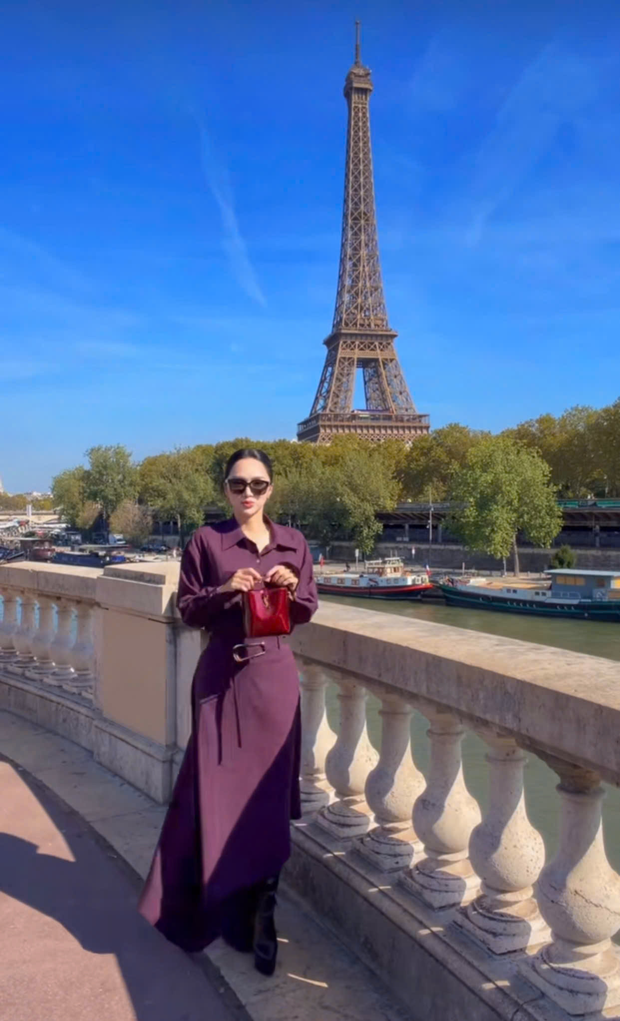 Hương Giang lên đồ sặc mùi tiền xuất ngoại với bạn trai kém 3 tuổi