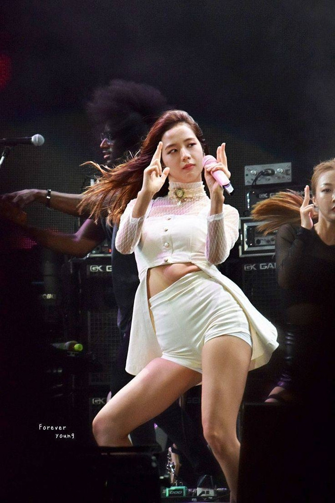 Jisoo BLACKPINK rất xinh nhưng outfit bị chê như bồi bàn ở show Dior