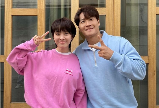 Song Ji Hyo chính là người vợ giấu mặt của Kim Jong Kook ?