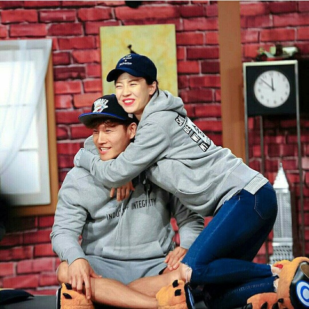 Song Ji Hyo chính là người vợ giấu mặt của Kim Jong Kook