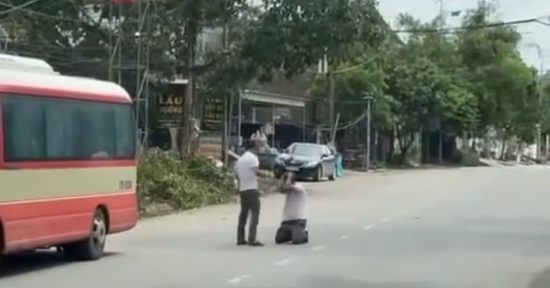 Tài xế xe buýt bị hành khách đánh, bắt quỳ giữa đường