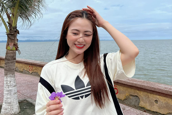 Mix đồ xuống phố mùa thu biến hóa như Việt Hoa 'Gió ngang khoảng trời xanh'