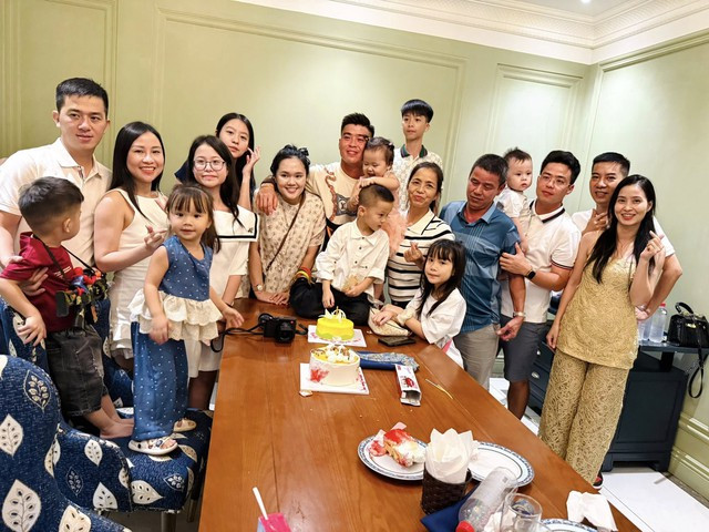 Vợ Đỗ Duy Mạnh để mặt mộc ăn mặc xuề xòa trong tiệc sinh nhật chồng