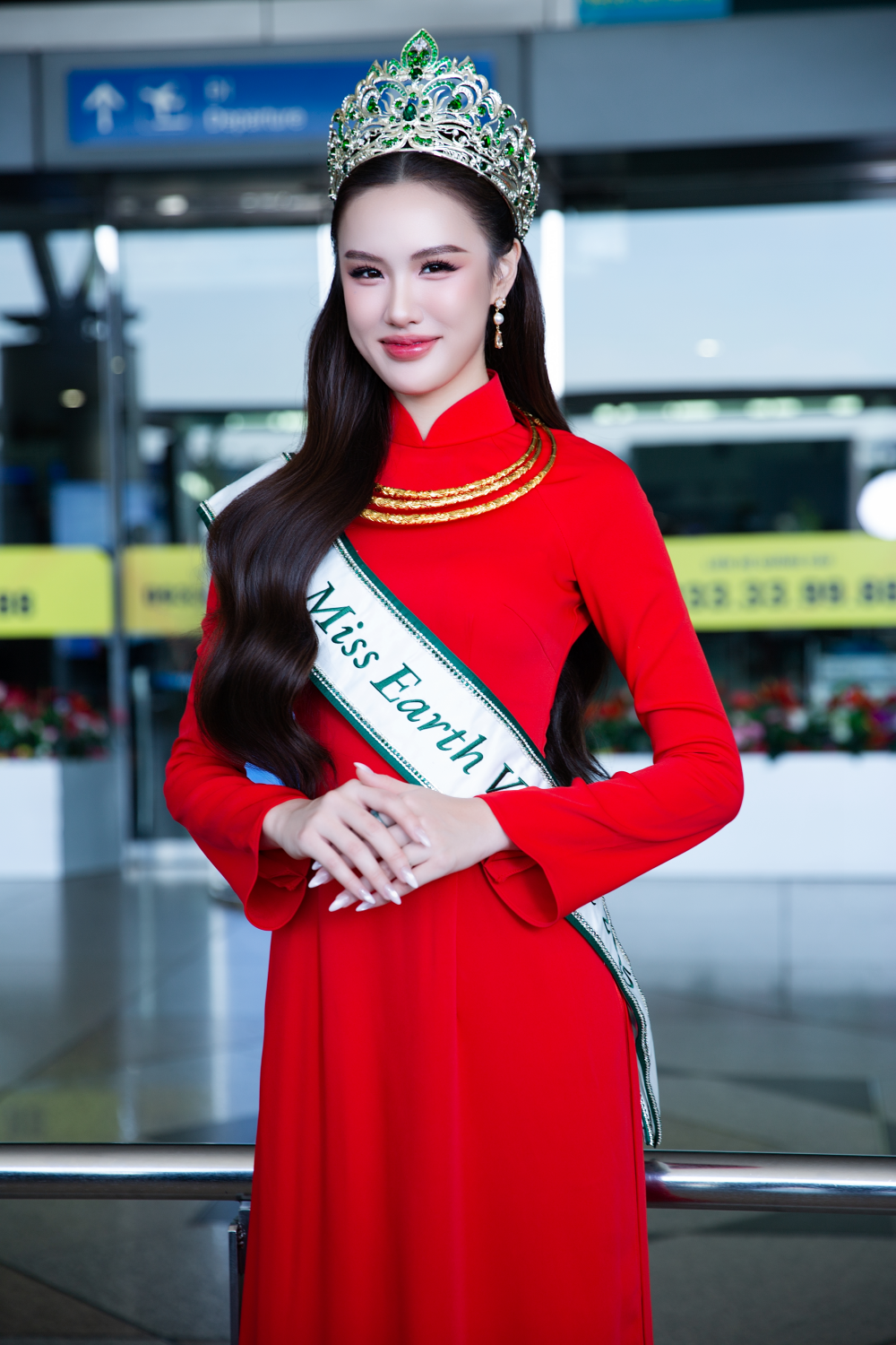 Á hậu Việt được tặng vàng tại sân bay trước khi lên đường thi Miss Earth 2025