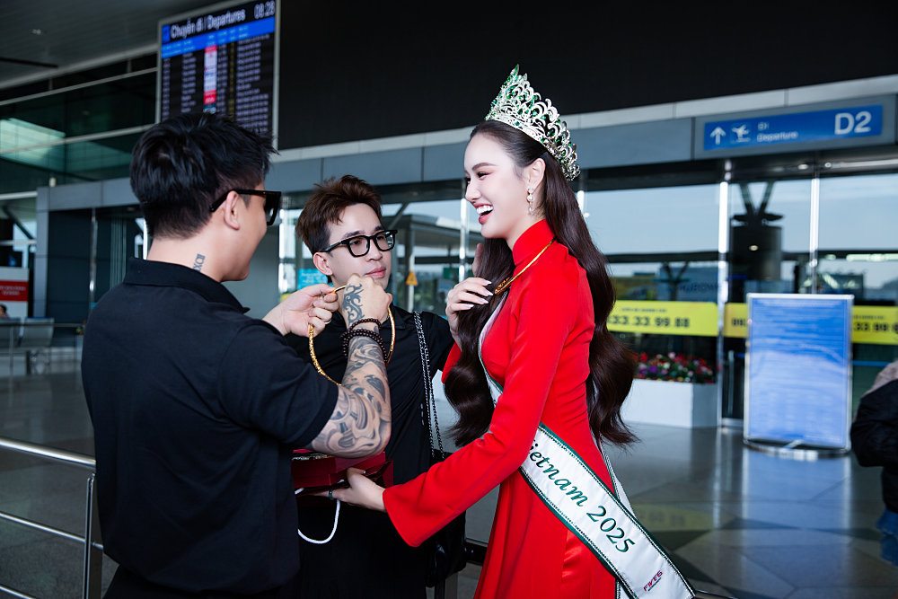 Á hậu Việt được tặng vàng tại sân bay trước khi lên đường thi Miss Earth 2025