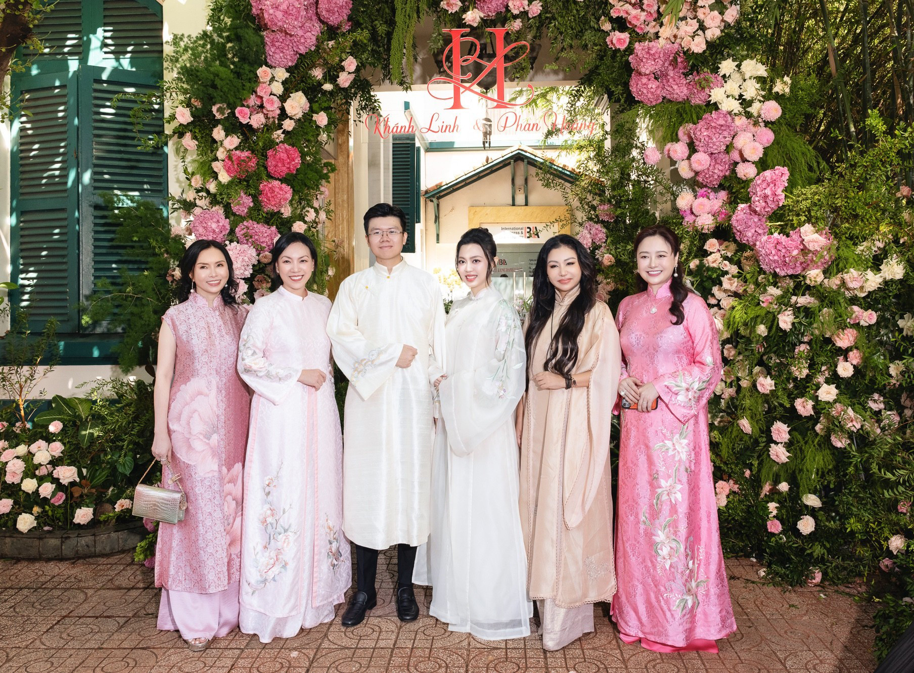 Mới đây thông tin thiếu gia Phan Hoàng em trai Phan Thành kết hôn đã nhận về chú ý lớn bởi cô dâu chú rể đều là con nhà gia thế   Theo đó nhà trai là con trai đại gia Phan Quang Chất  người sở hữu chuỗi bất động sản trung tâm thương mại nức tiếng tại Sài Gòn thì nhà gái là ái nữ tập đoàn nổi tiếng Cả hai cùng là du học sinh Mỹ và hiện đang sinh sống tại TP HCM