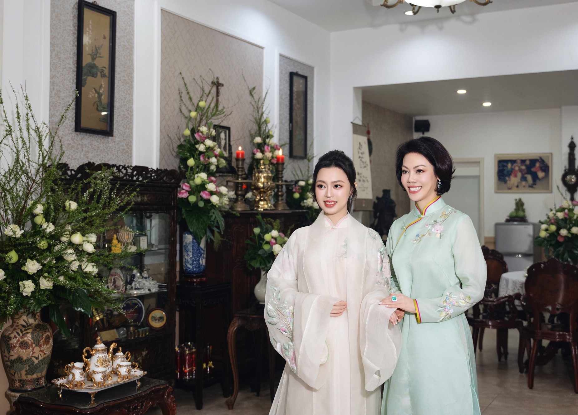 Mới đây thông tin thiếu gia Phan Hoàng em trai Phan Thành kết hôn đã nhận về chú ý lớn bởi cô dâu chú rể đều là con nhà gia thế   Theo đó nhà trai là con trai đại gia Phan Quang Chất  người sở hữu chuỗi bất động sản trung tâm thương mại nức tiếng tại Sài Gòn thì nhà gái là ái nữ tập đoàn nổi tiếng Cả hai cùng là du học sinh Mỹ và hiện đang sinh sống tại TP HCM