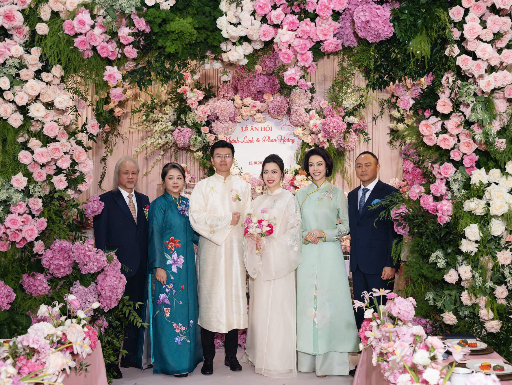 Mới đây thông tin thiếu gia Phan Hoàng em trai Phan Thành kết hôn đã nhận về chú ý lớn bởi cô dâu chú rể đều là con nhà gia thế   Theo đó nhà trai là con trai đại gia Phan Quang Chất  người sở hữu chuỗi bất động sản trung tâm thương mại nức tiếng tại Sài Gòn thì nhà gái là ái nữ tập đoàn nổi tiếng Cả hai cùng là du học sinh Mỹ và hiện đang sinh sống tại TP HCM